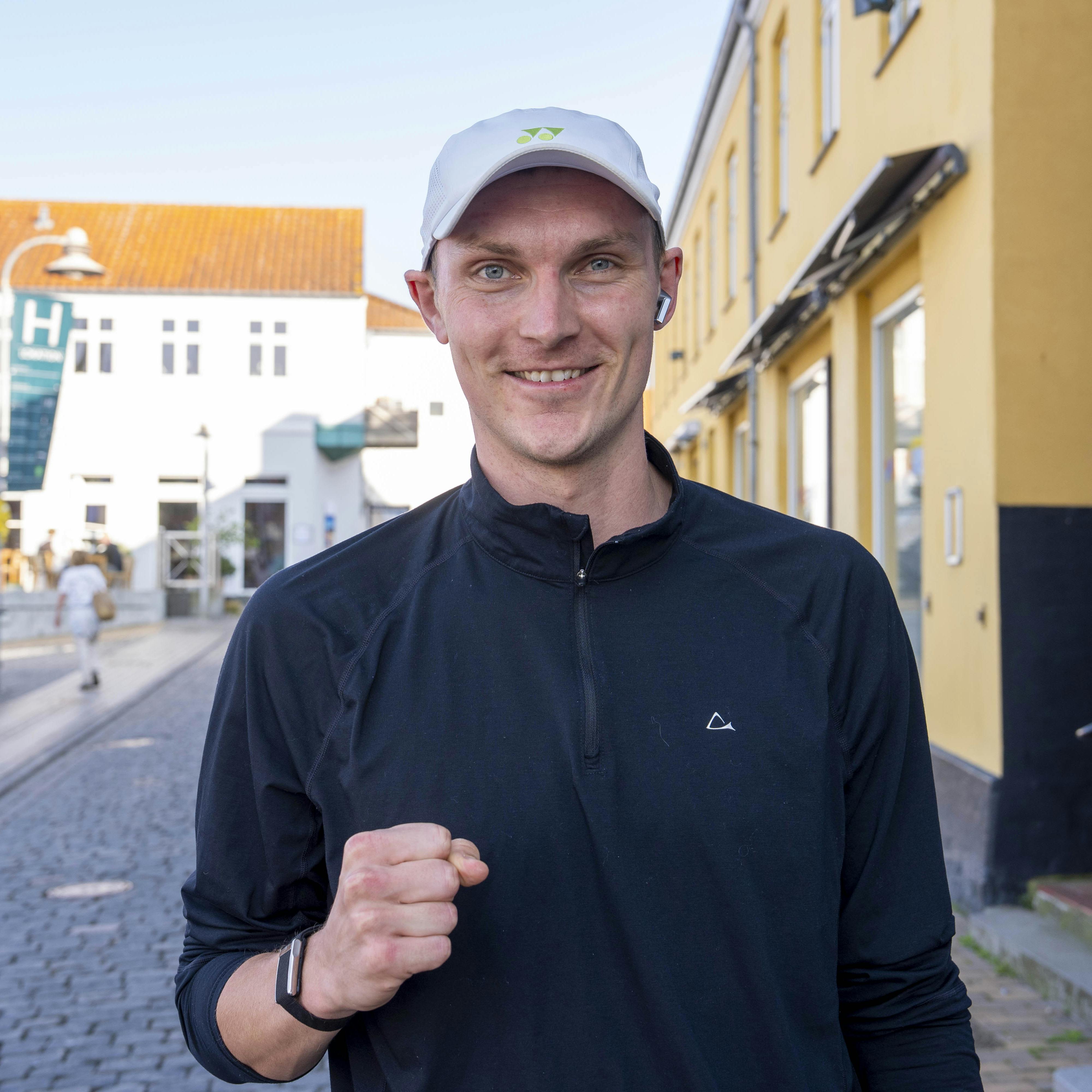 Onsdag får Viktor Axelsen comeback efter en skadespause på et halvt år. Her møder han japaneren Kodai Naraoka.
