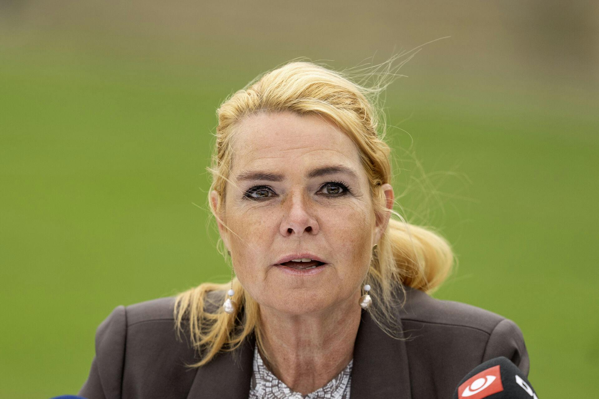 Inger Støjberg var ude for en dramatisk oplevelse på motorvejen, hvor en anden bilist forsøgte at tvinge hendes bil ud i autoværnet.