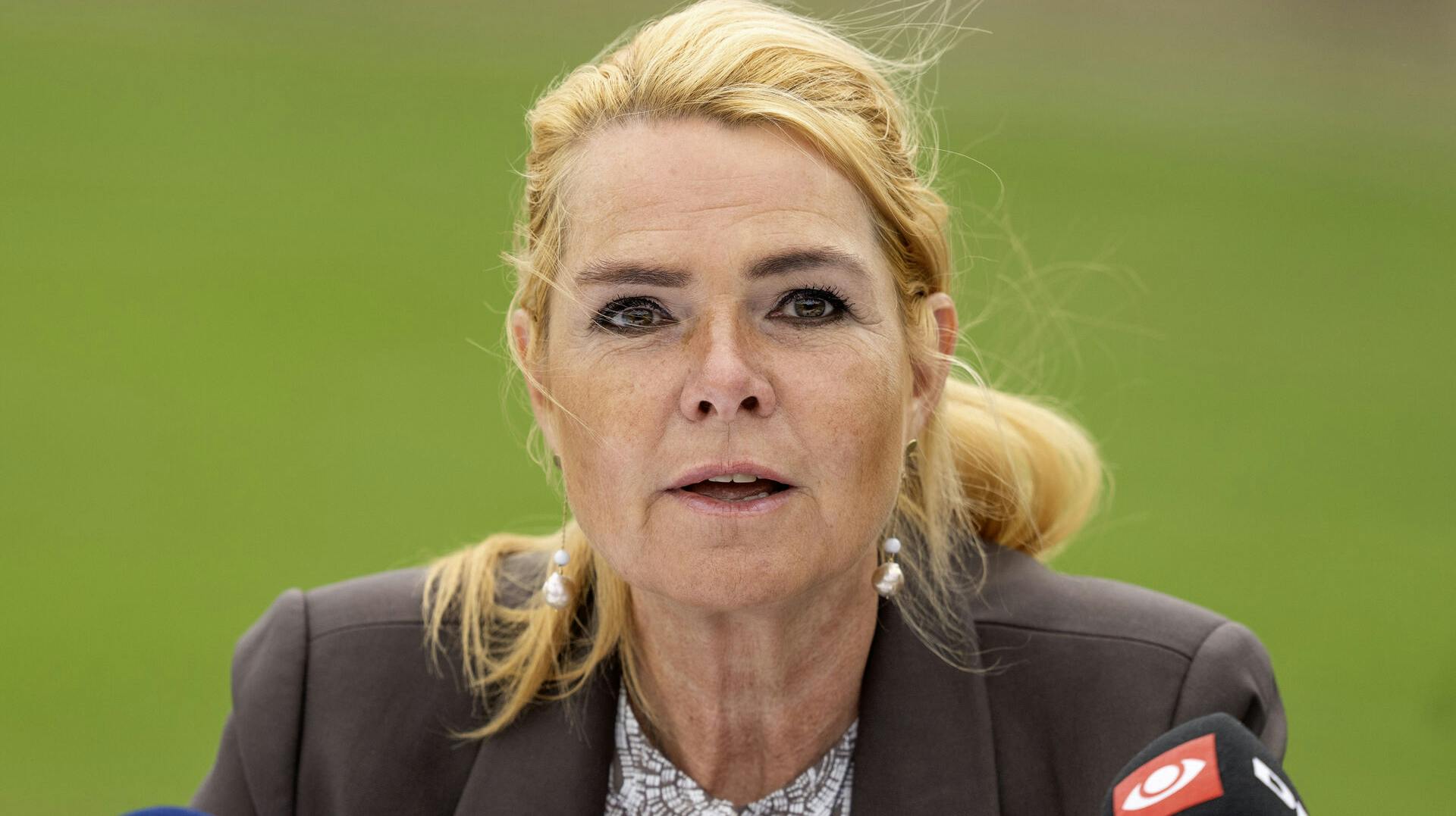 Inger Støjberg var ude for en dramatisk oplevelse på motorvejen, hvor en anden bilist forsøgte at tvinge hendes bil ud i autoværnet.