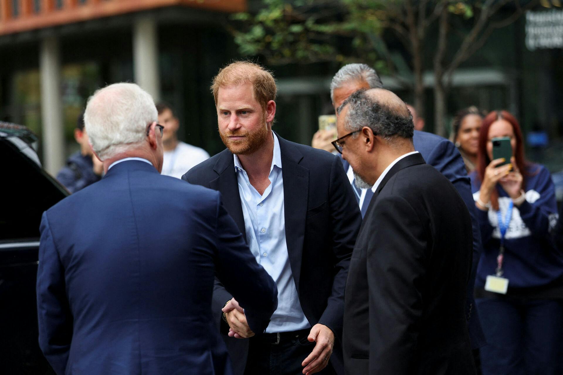 Her ses prins Harry tidligere i dag, før det ventede møde med farmand Charles.