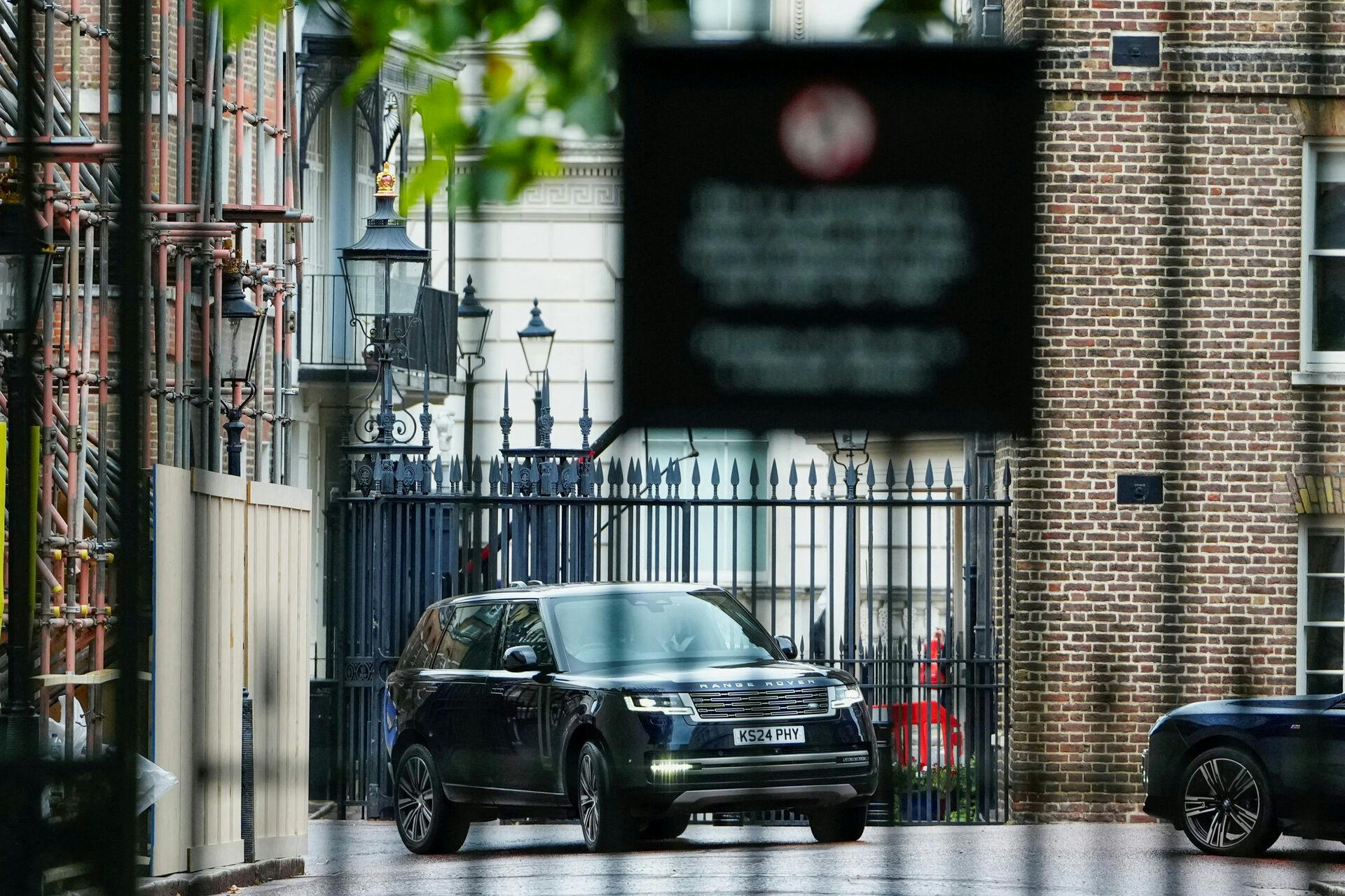 Prins Harry ankommer i sort bil til Clarence House i London, hvor det kan være minutter fra en forsoning med kong Charles.