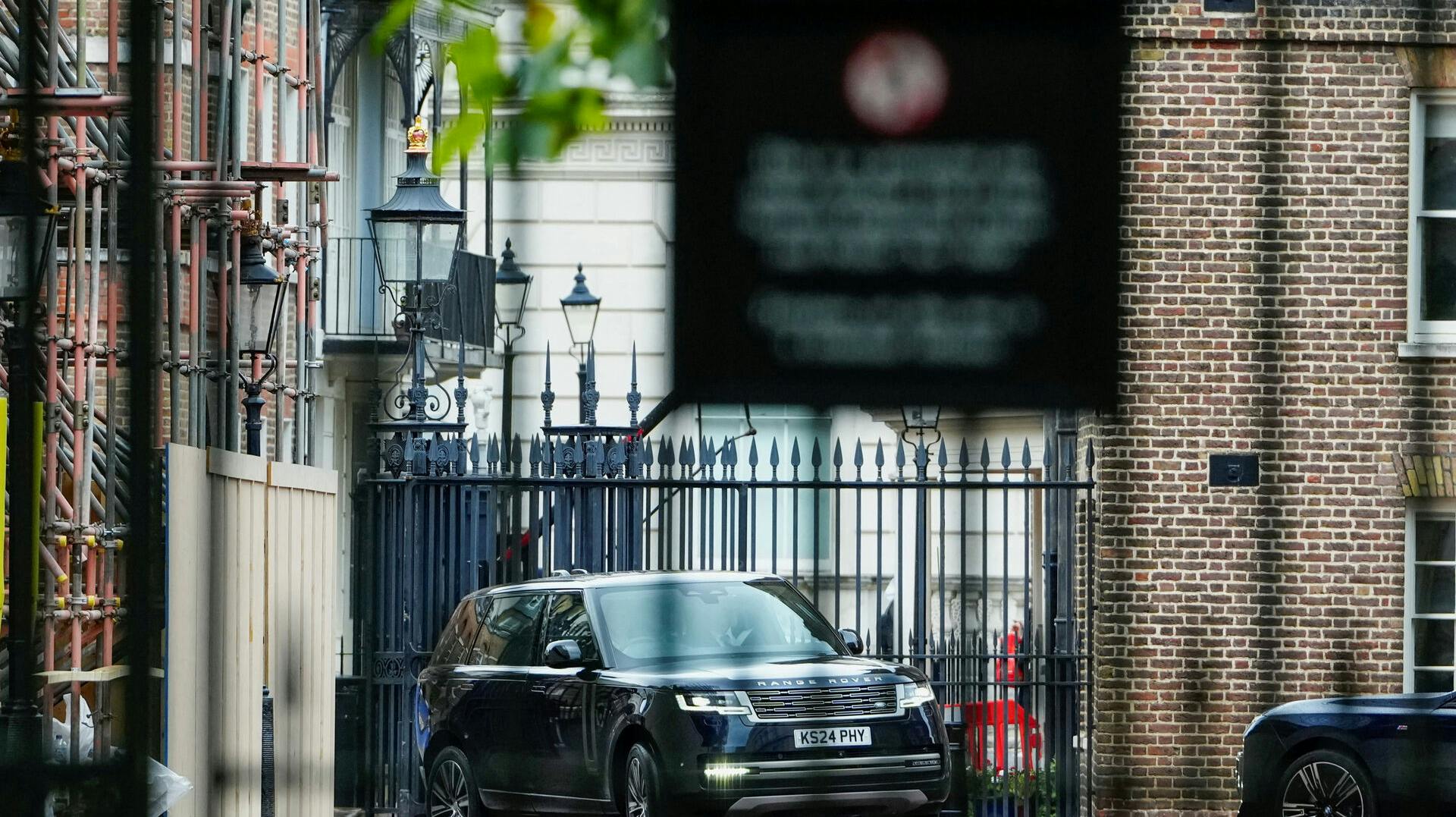 Prins Harry ankommer i sort bil til Clarence House i London, hvor det kan være minutter fra en forsoning med kong Charles.