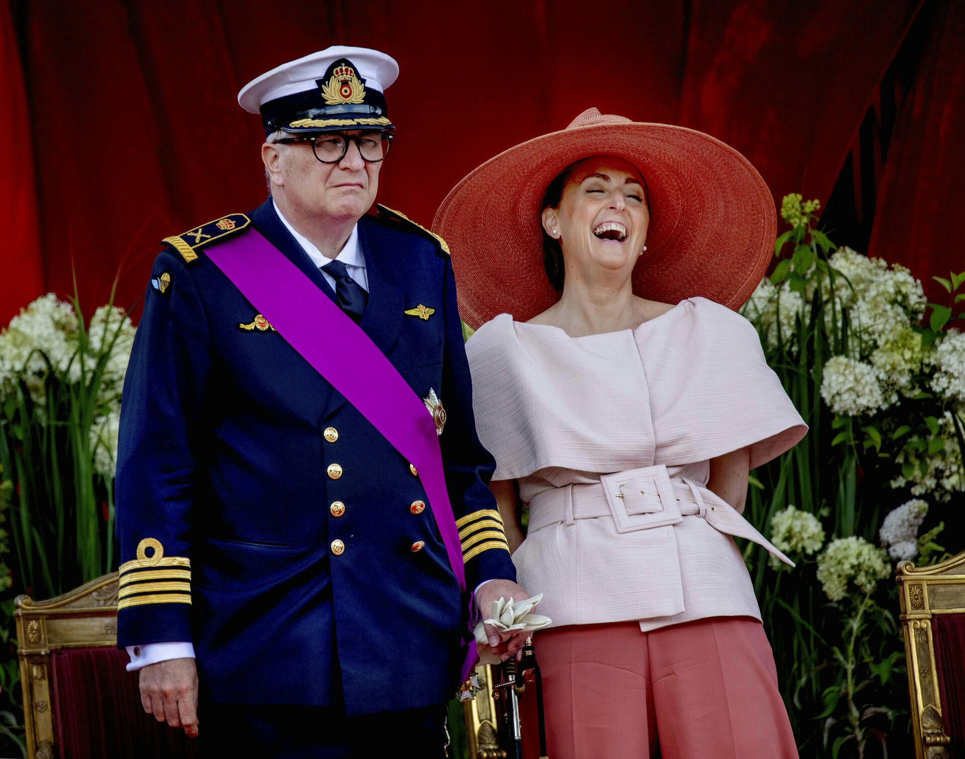 Efter adskillige rygter anerkender prins Laurent endelig, at han har et fjerde barn. En 25-årig søn, som han har fået med Wendy Van Wanten. Med andre ord har prinsesse Claire også fået en ny bonussøn.