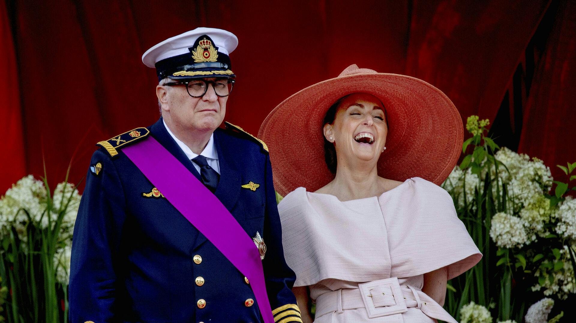 Efter adskillige rygter anerkender prins Laurent endelig, at han har et fjerde barn. En 25-årig søn, som han har fået med Wendy Van Wanten. Med andre ord har prinsesse Claire også fået en ny bonussøn.