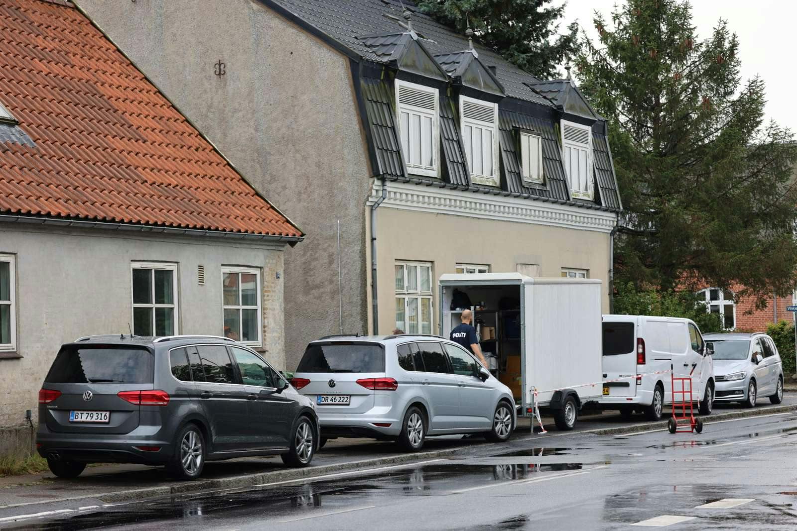 Politiet er massivt til stede ved en adresse i Ringe på Fyn. Betjentene graver med skovle og hakker i fliserne ved huset, men vil ikke oplyse, hvad de leder efter.