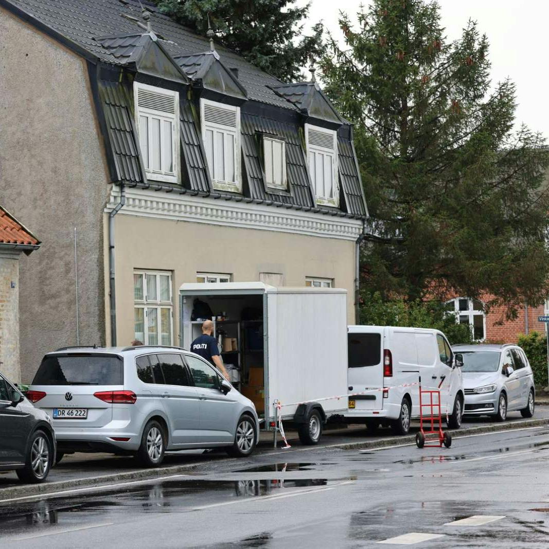 Politiet er massivt til stede ved en adresse i Ringe på Fyn. Betjentene graver med skovle og hakker i fliserne ved huset, men vil ikke oplyse, hvad de leder efter.