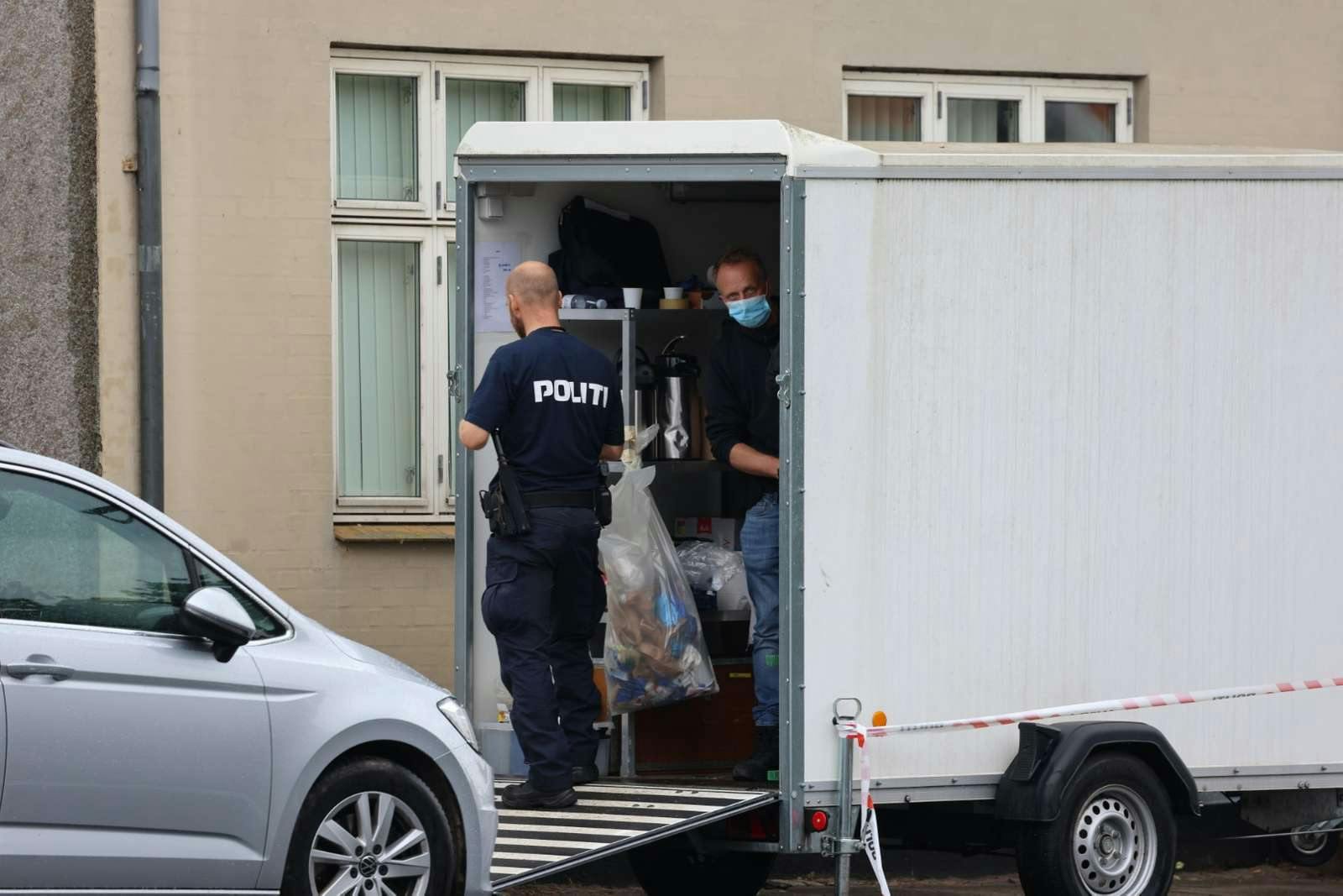 Der er set betjente med koben og skovle, som ransager huset.
