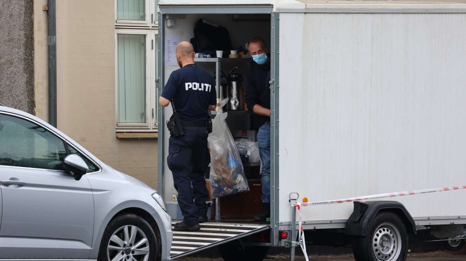 Der er set betjente med koben og skovle, som ransager huset.