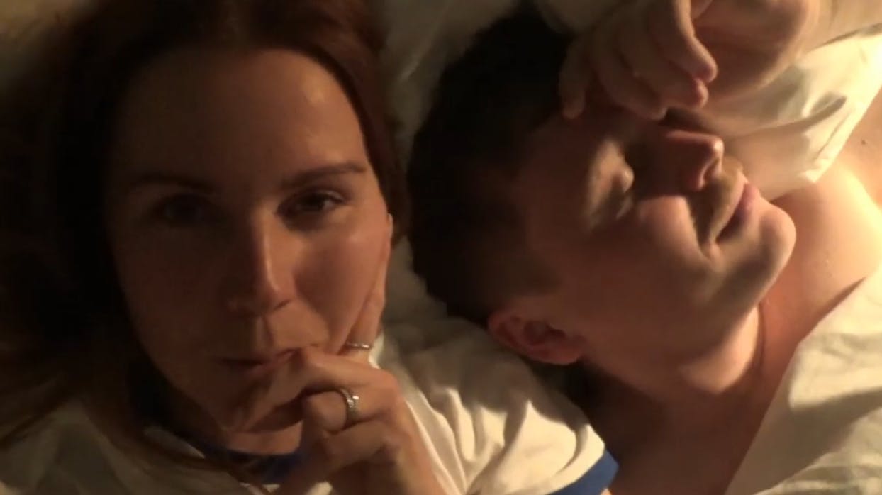 Amalie Klæstrup og Otto Olrik nyder bryllupsrejsen og hinanden i Paris.