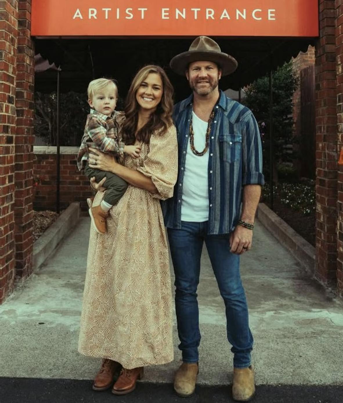 Drake og Alex White sammen med deres søn William Hawk, der nu må vokse op uden sin lillesøster Della i familien.