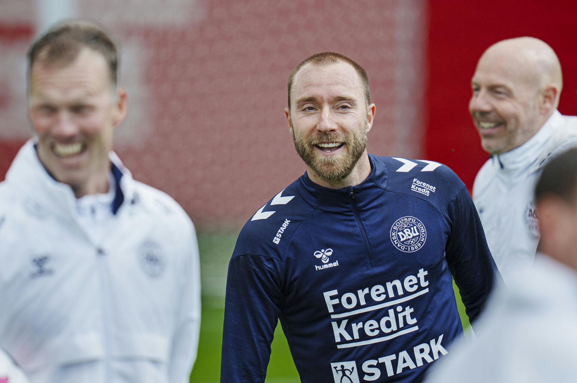 Christian Eriksen kan være på vej tilbage på landsholdet. Danskeren har nemilg fundet en klub, og det glæder landstræner Brian Riemer.