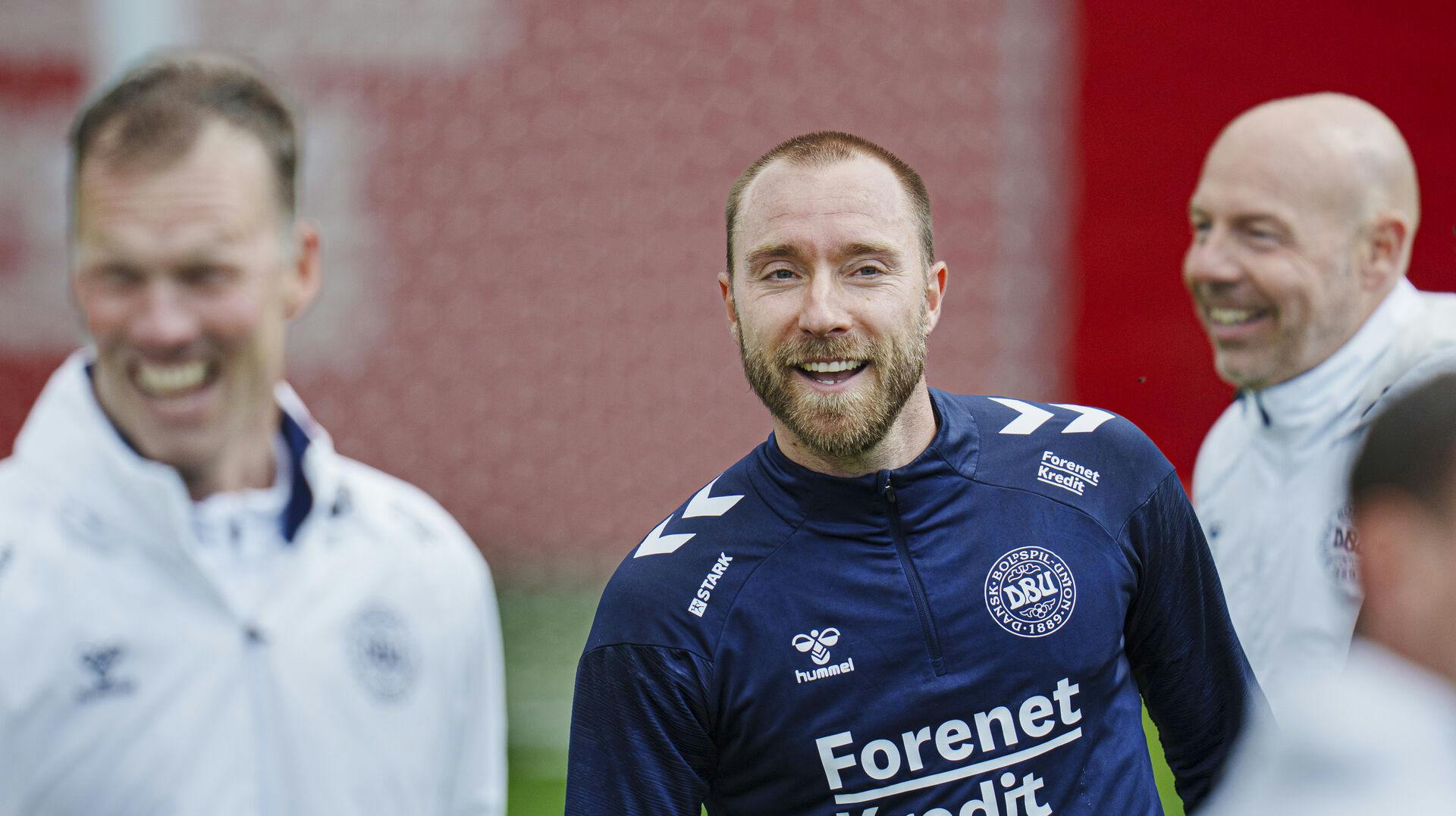 Christian Eriksen kan være på vej tilbage på landsholdet. Danskeren har nemilg fundet en klub, og det glæder landstræner Brian Riemer.