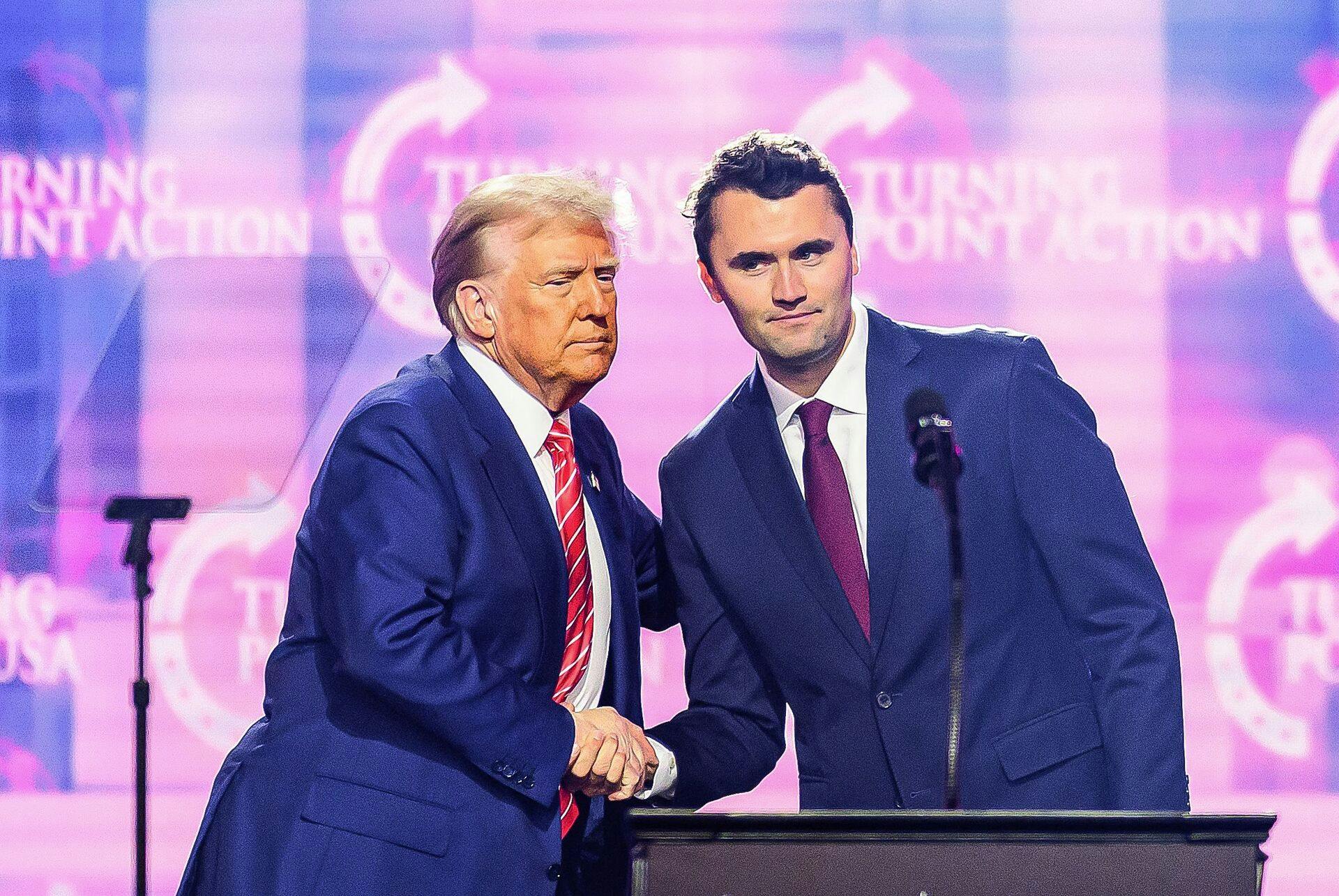 Efter Charlie Kirk (th.) i går aftes dansk tid blev skudt og dræbt, vil den amerikanske kongres have øget sikkerhed.