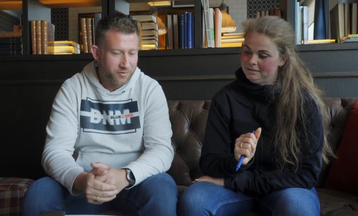 Det står grelt til mellem Sonny og Laura. Hun føler den ikke, og han vil gerne føles på.