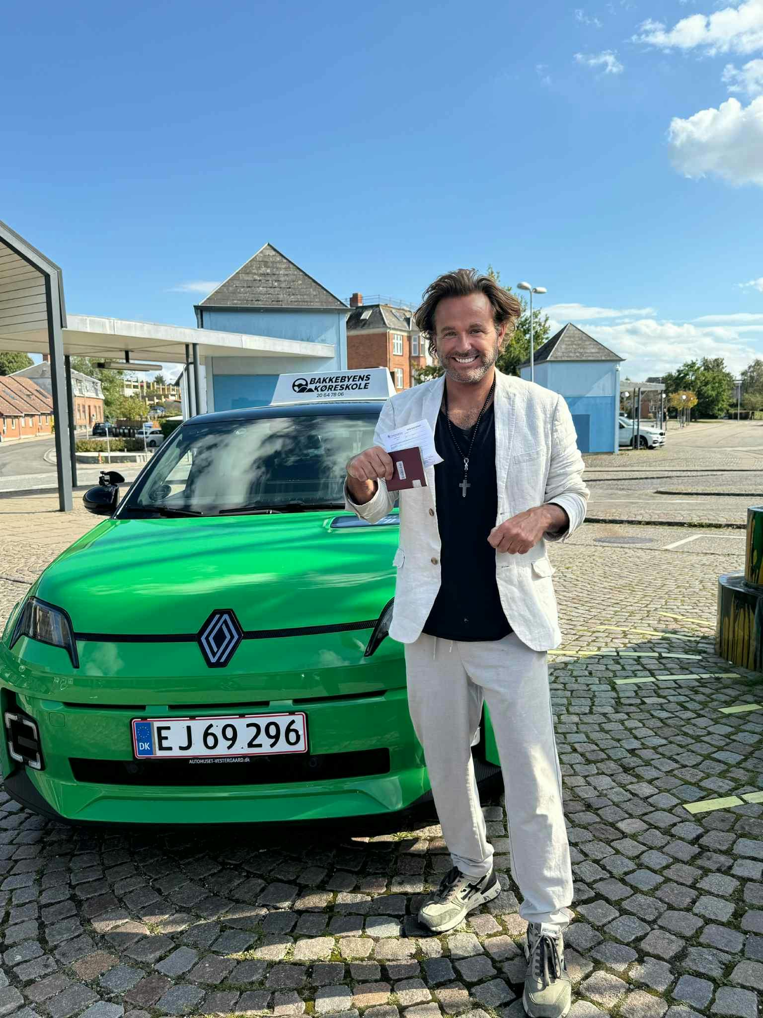 Dennis Knudsen har netop bestået køreprøven i første forsøg.