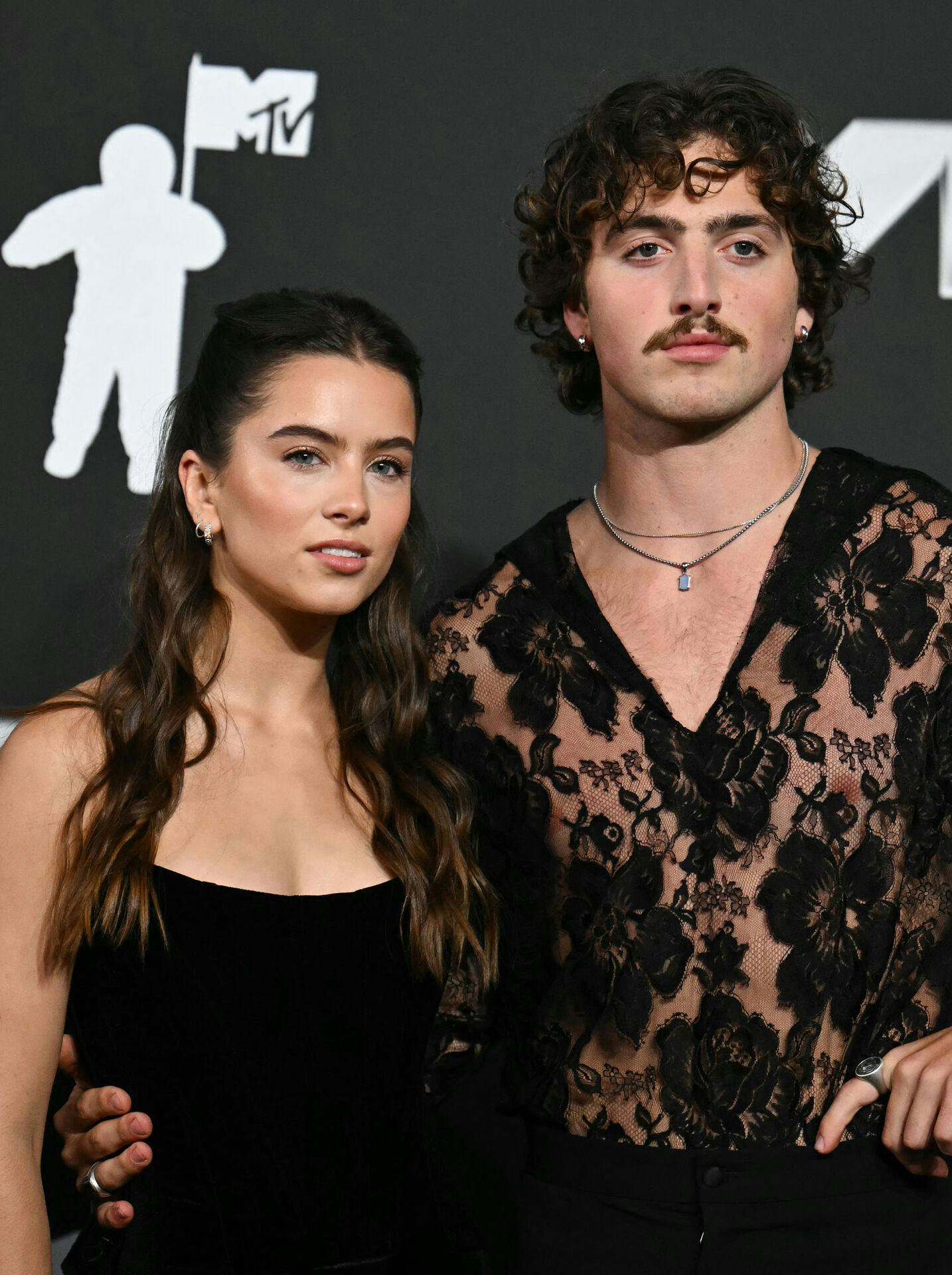 Benson Boone havde Maggie Thurmon med på løberen til MTV Video Music Awards i marts sidste år.