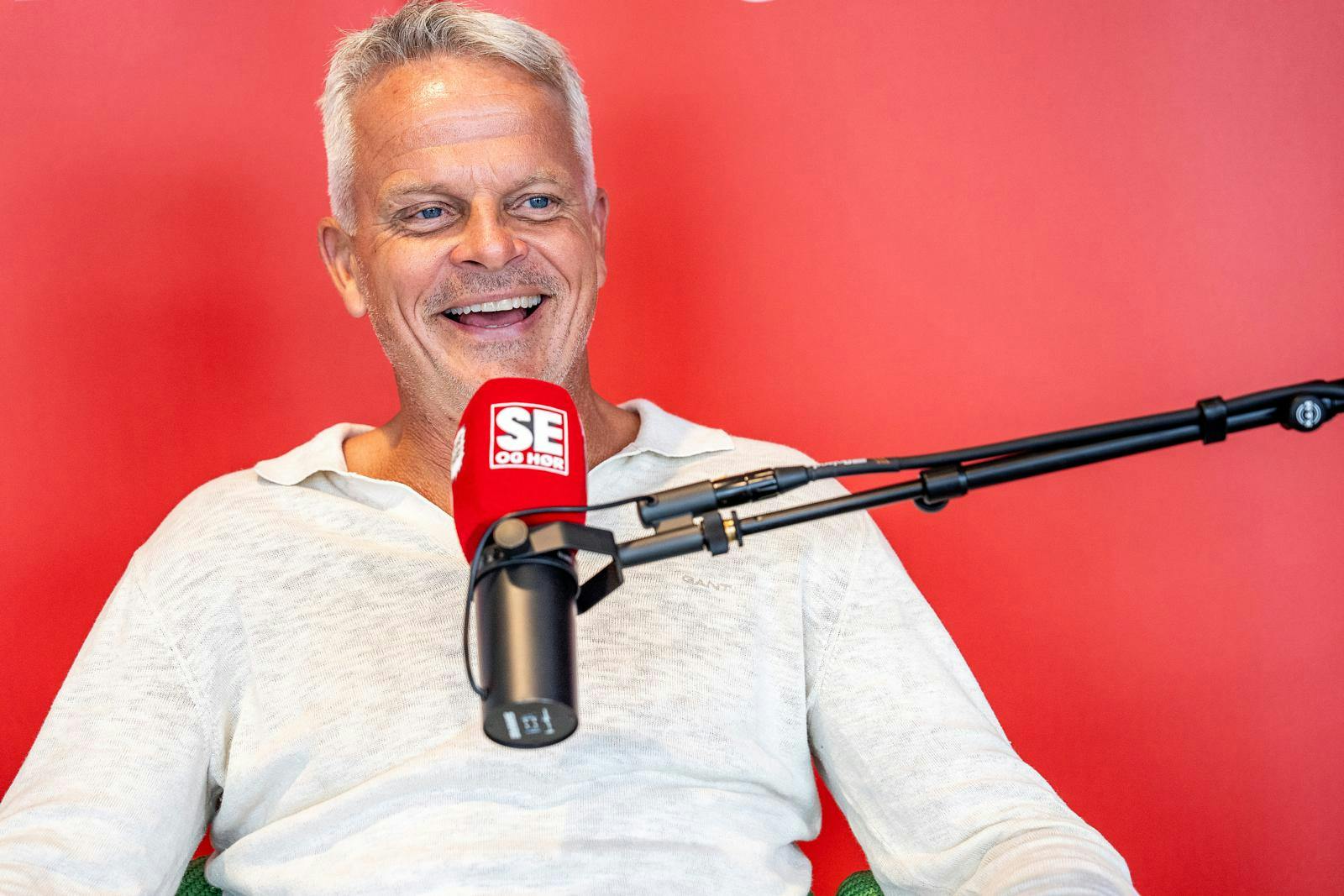 Når kameraerne slukker på øen, finder Jakob Kjeldbjerg ro i vandet.