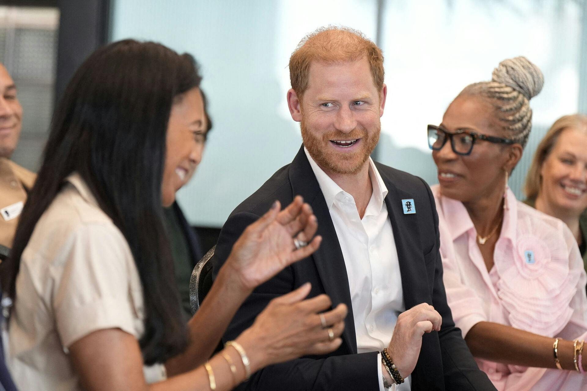 Få timer før besøget i Ukraine var prins Harry i fuld gang her i London, hvor han også nåede at drikke te med sin far efter over halvandet års pause i forhodet.