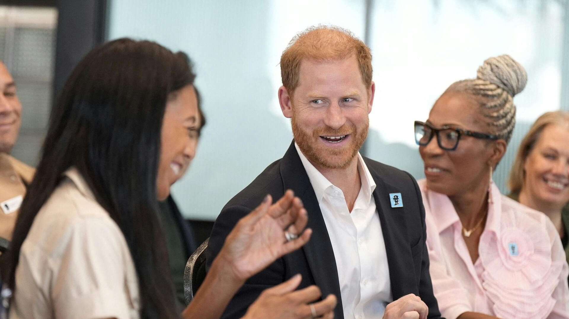 Få timer før besøget i Ukraine var prins Harry i fuld gang her i London, hvor han også nåede at drikke te med sin far efter over halvandet års pause i forhodet.