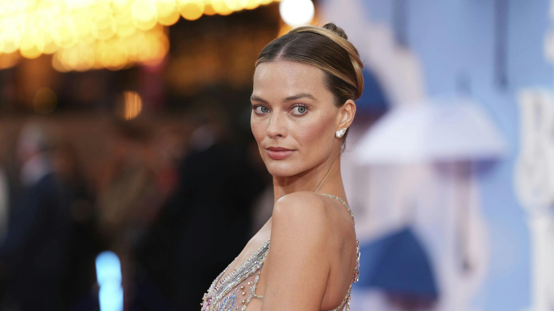 Margot Robbie foran fotograferne til premieren på filmen "A Big Beautiful Journey" i London torsdag aften.