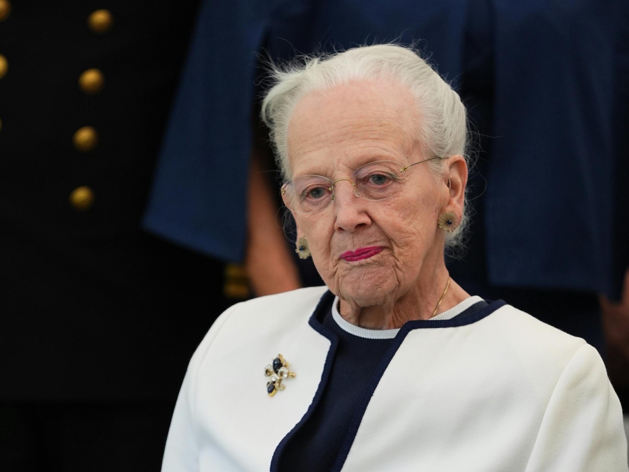 Dronning Margrethe gav 50.000 kroner væk til forfatter Ida Jessen, som er årets modtager af Rungstedlundprisen.