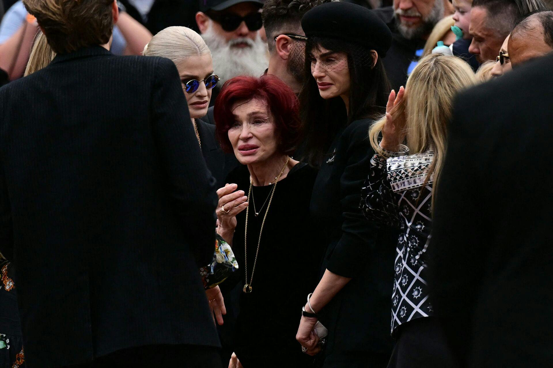 Sharon Osbourne kæmper med sorgen to måneder efter tabet af Ozzy Osbourne.