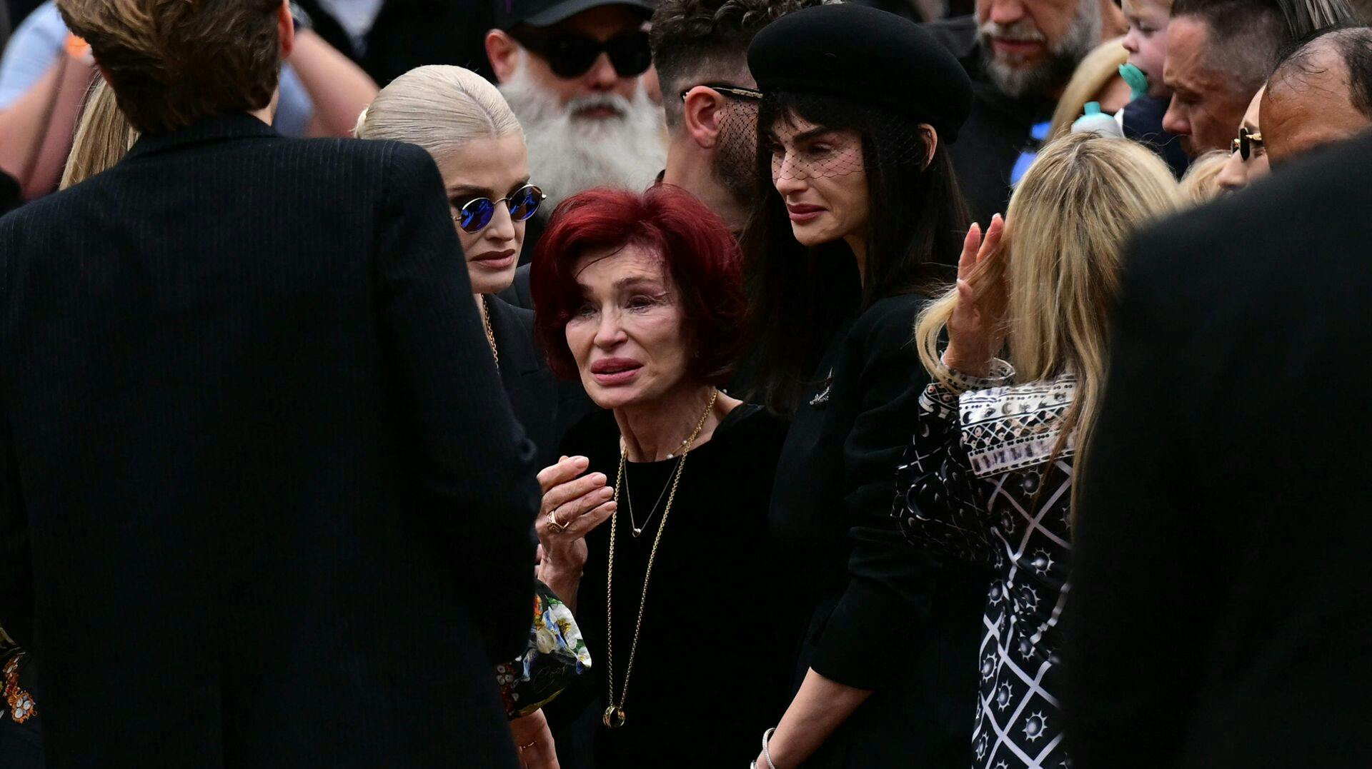Sharon Osbourne kæmper med sorgen to måneder efter tabet af Ozzy Osbourne.