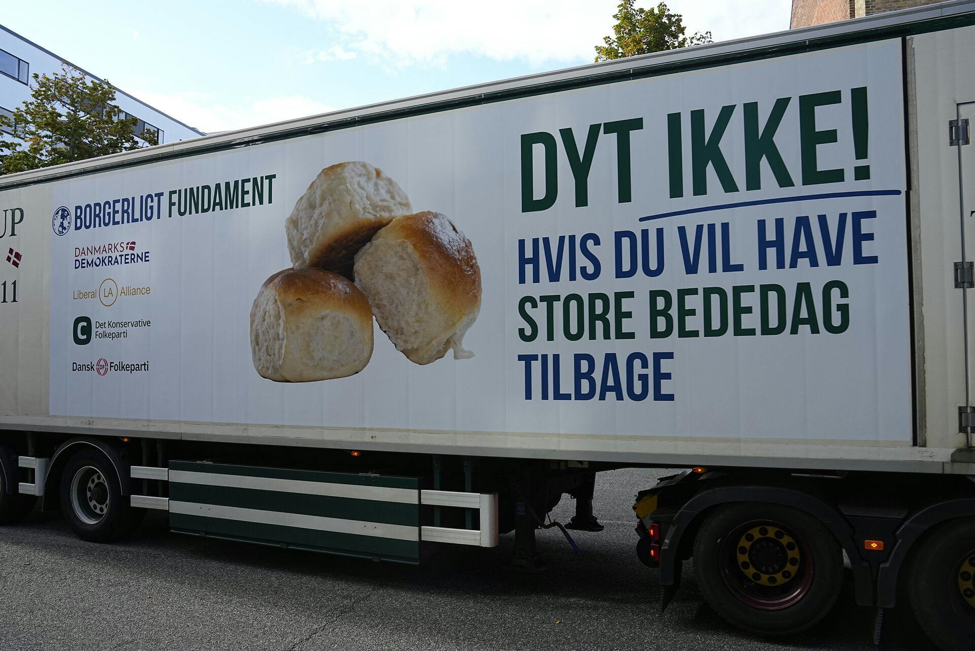 Flere blå partier er gået sammen om lastbilen med budskabet ved Socialdemokratiets årsmøde.