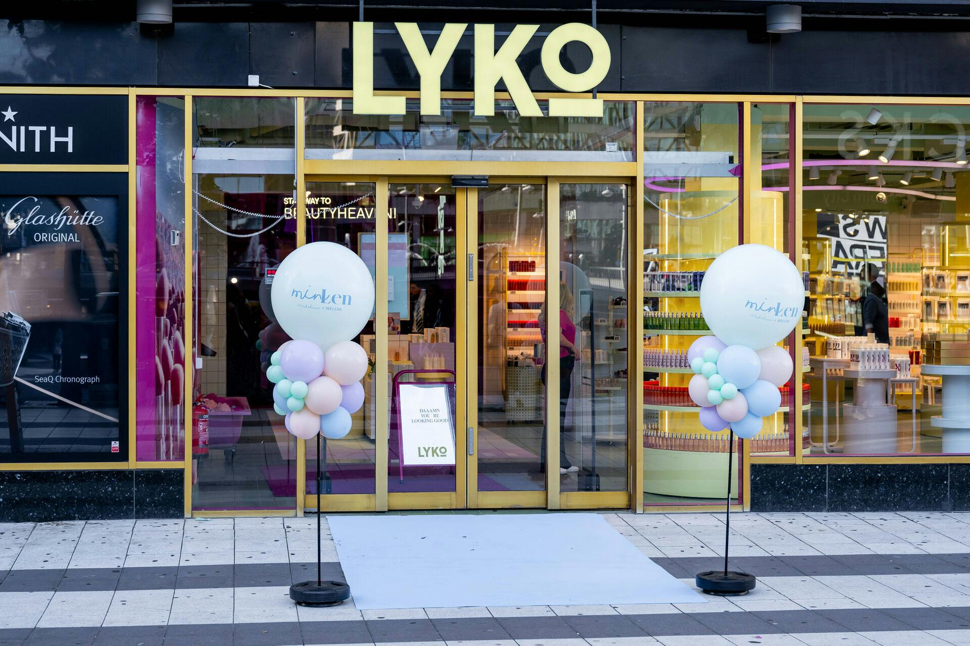 Uhyggeligt tomt foran butikken i Stockholm, hvor prinsessen sælger beautybrandprodukter.