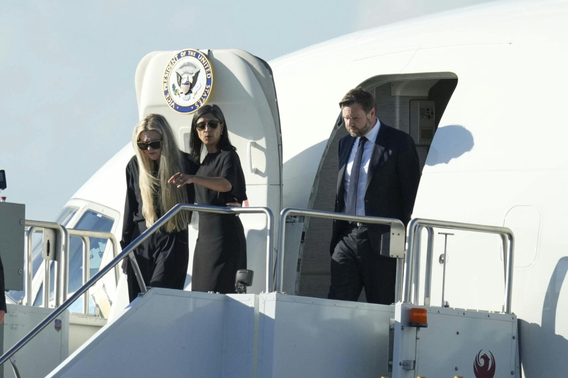 Vicepræsident J.D Vance og hustruen Usha med Erika Kirk som var afdøde Charlie Kirks hustru. De landede i Arizona med Charlie Kirks kiste, der blev fragtet på Air Force Two.