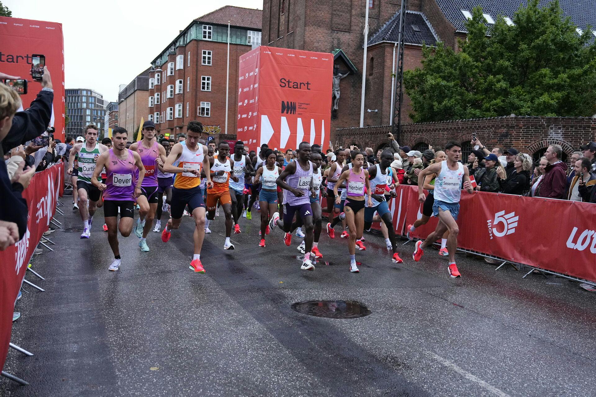 Copenhagen Half Marathon afvikles stadig trods regnen.