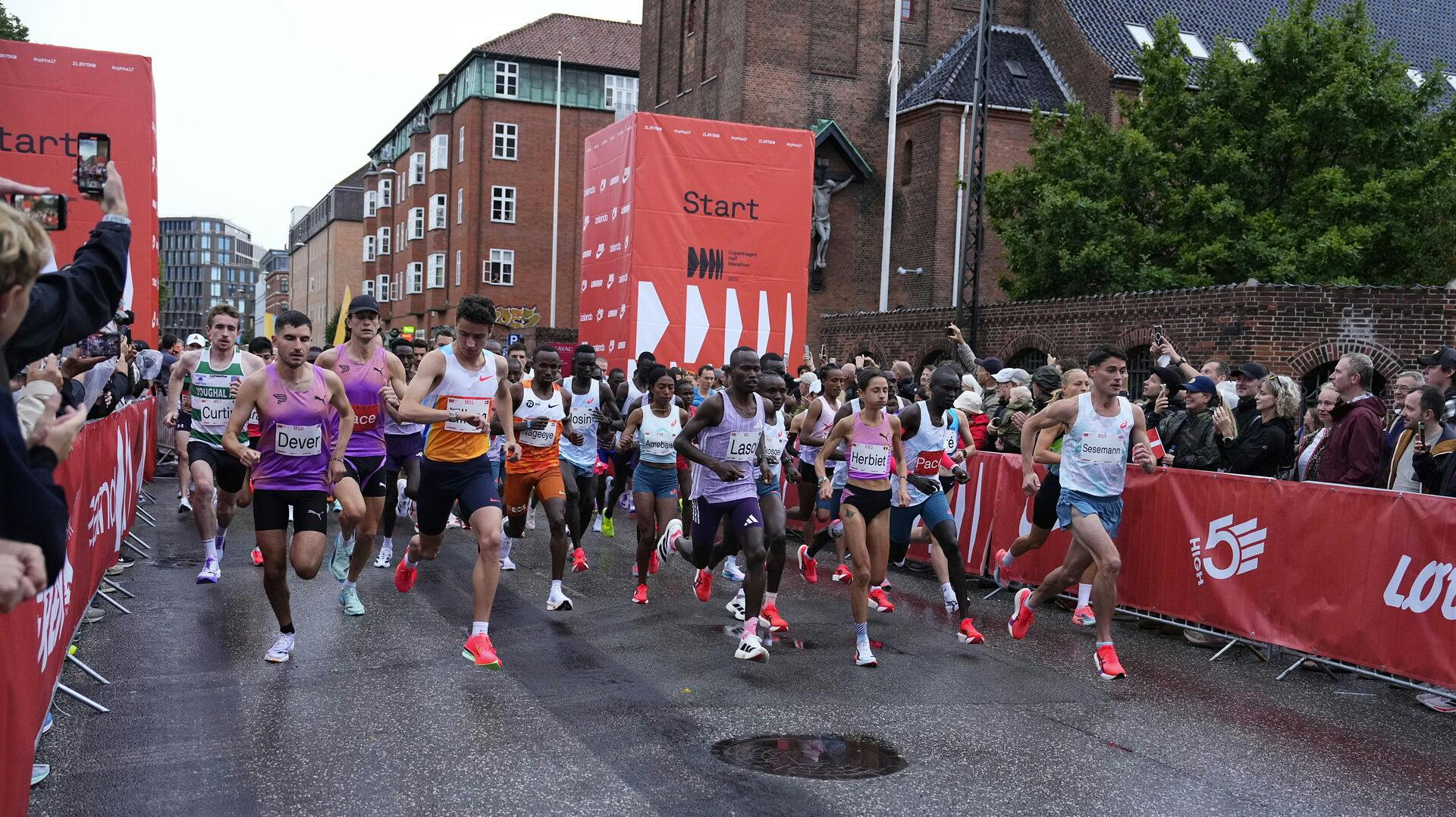 Copenhagen Half Marathon afvikles stadig trods regnen.