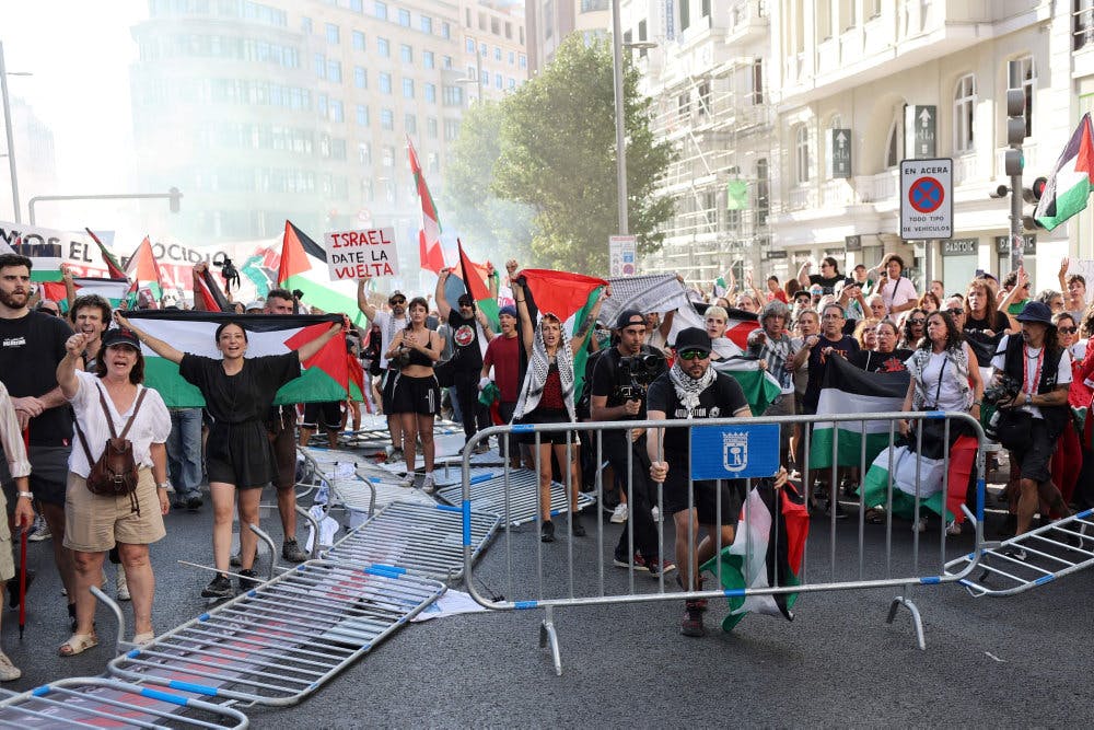Pro-palæstinensiske demonstranter invaderede gaderne i Madrid på søndagens sidste etape af Vueltaen. Den blev derefter afblæst.