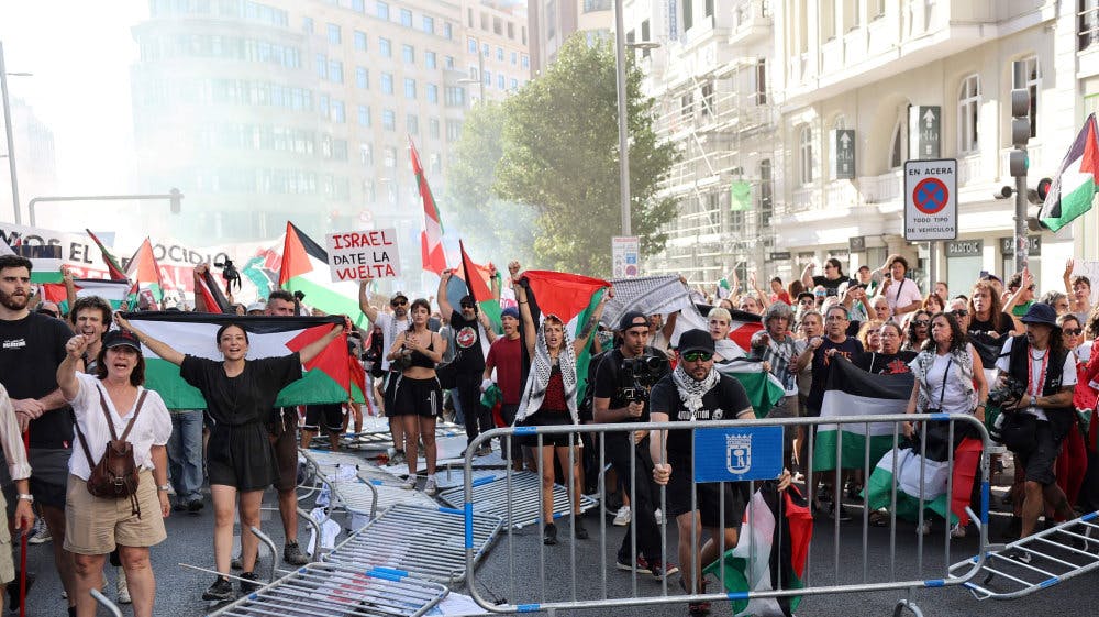 Pro-palæstinensiske demonstranter invaderede gaderne i Madrid på søndagens sidste etape af Vueltaen. Den blev derefter afblæst.