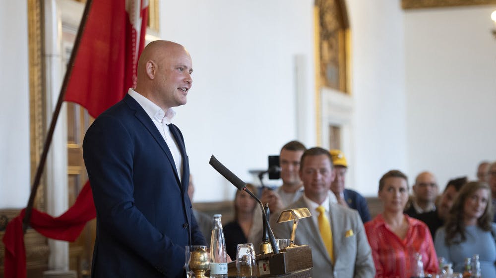 Kulturminister Jakob Engel-Schmidt (M) holdt tale på Københavns Rådhus, da Jonas Vingegaard vandt Tour de France i 2023.