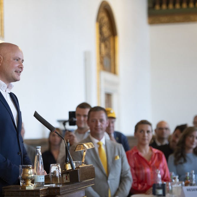 Kulturminister Jakob Engel-Schmidt (M) holdt tale på Københavns Rådhus, da Jonas Vingegaard vandt Tour de France i 2023.