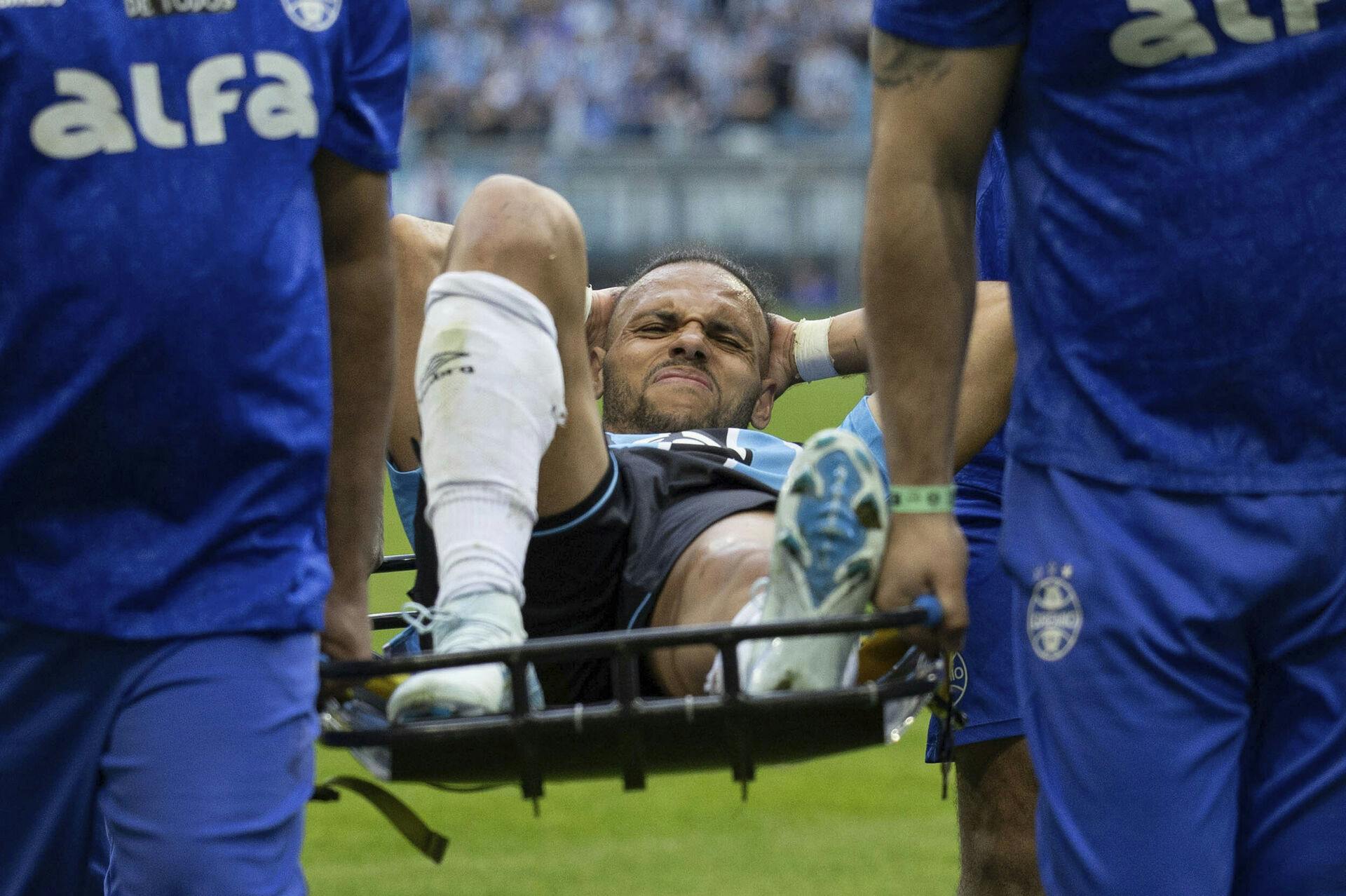 Martin Braithwaite måtte bæres af banen, efter hans akillessene blev revet over.