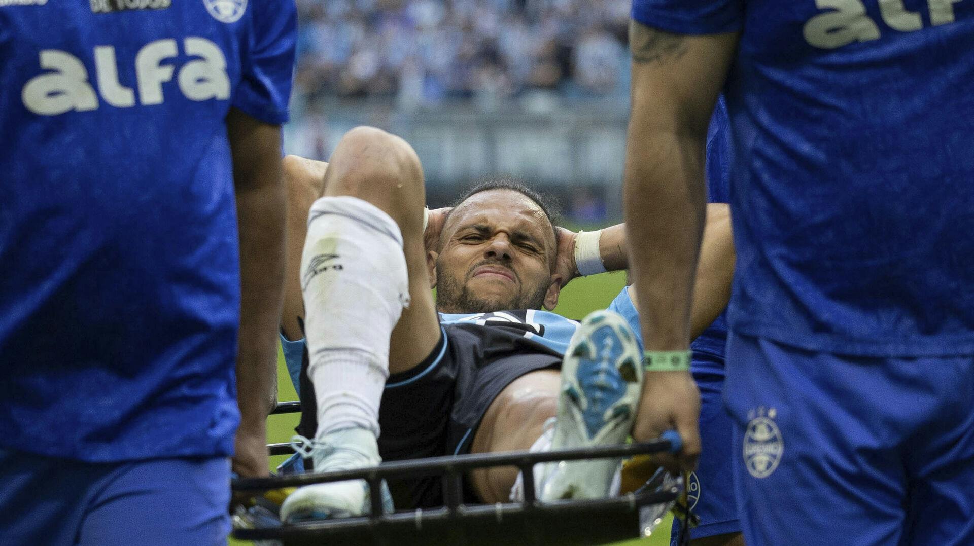 Martin Braithwaite måtte bæres af banen, efter hans akillessene blev revet over.