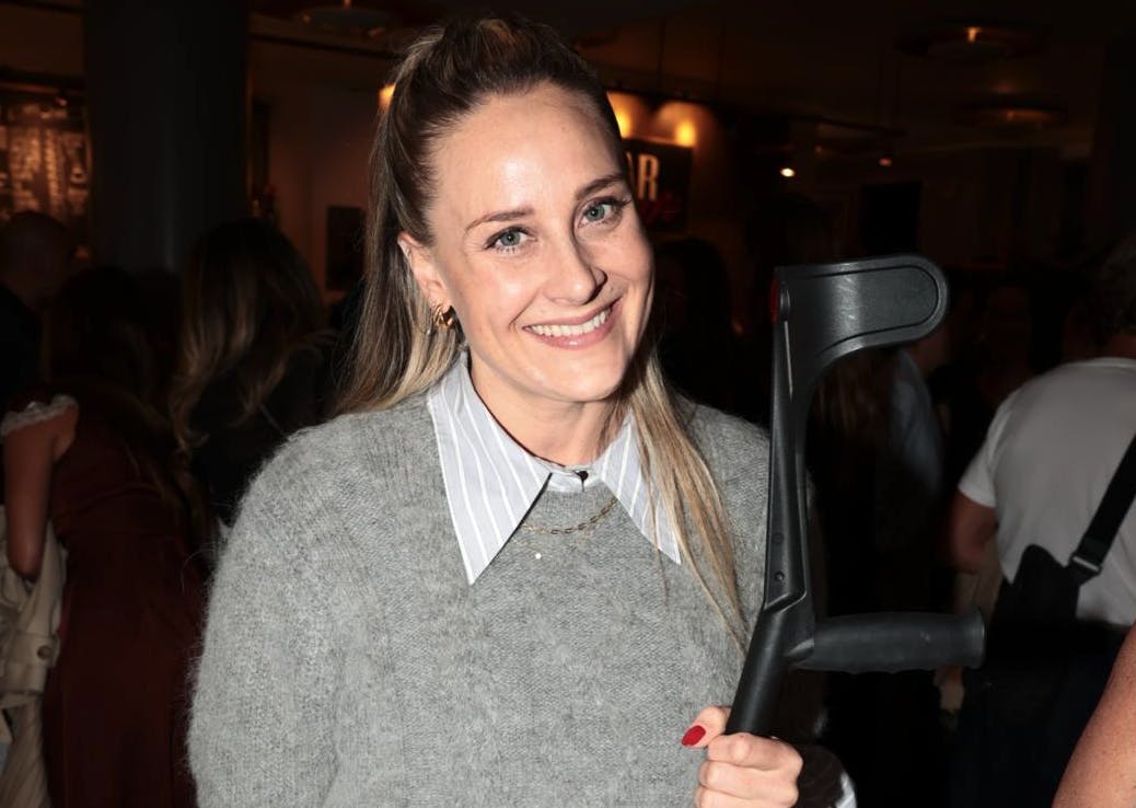 Mette Bluhme Rieck havde krykke med til premiere.