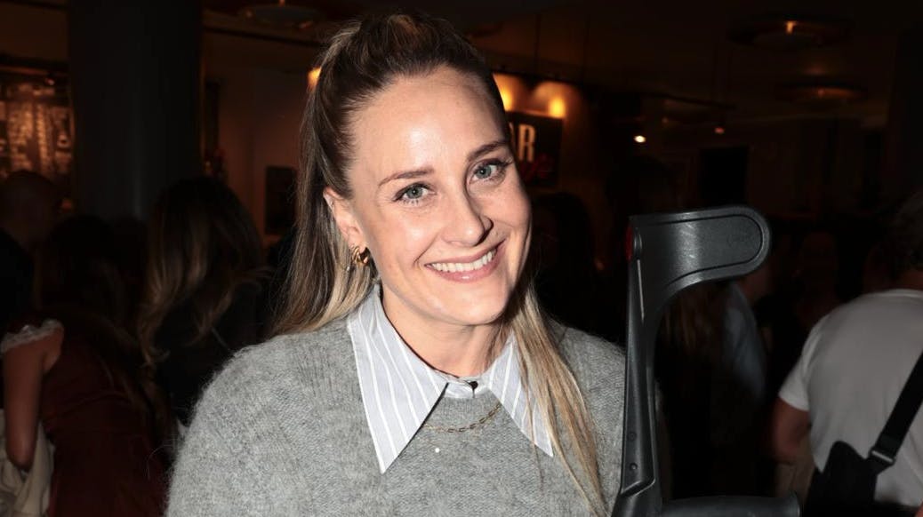 Mette Bluhme Rieck havde krykke med til premiere.