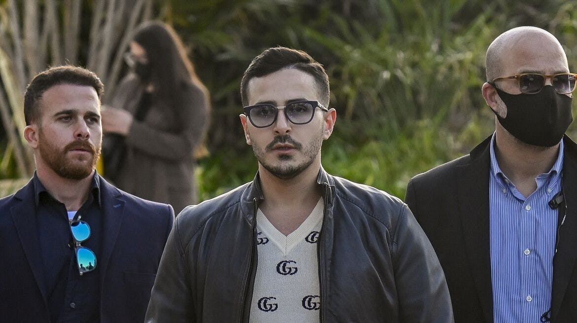 Tinder-svindleren Simon Leviev er blevet anholdt i Georgien. Han afsløret i en af de mest sete netflix-serier nogensinde, hvor hans omfattende svindel mod kvinder blev afdækket.