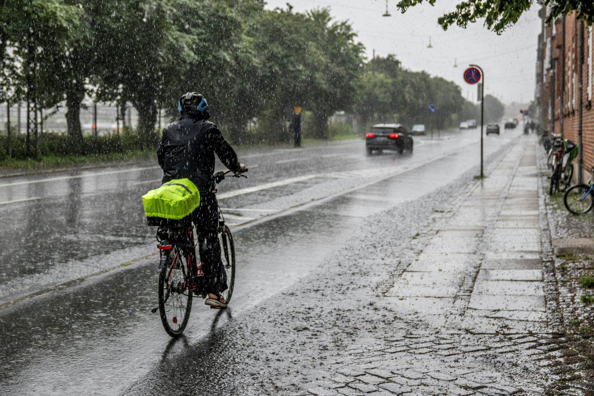 DMI varsler kraftig regn flere steder i landet natten til tirsdag.