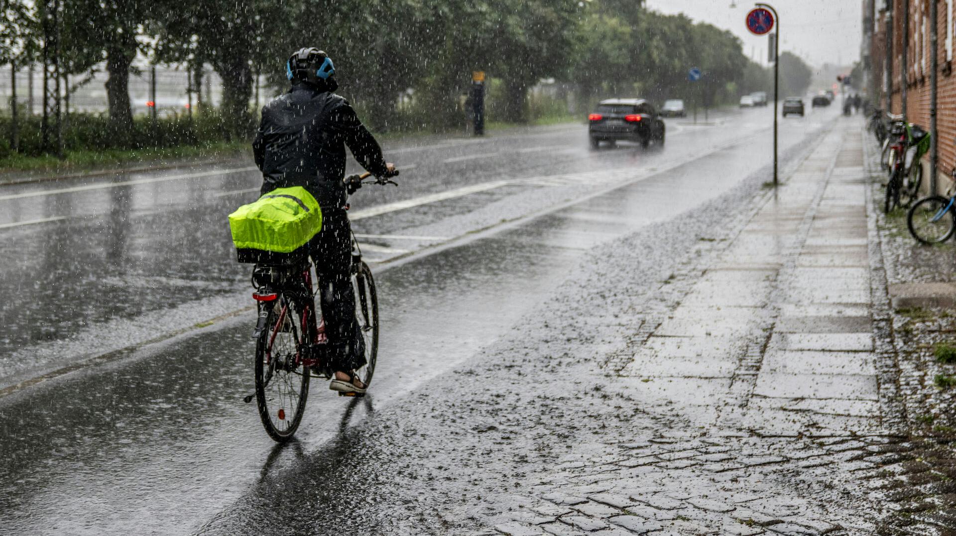 DMI varsler kraftig regn flere steder i landet natten til tirsdag.