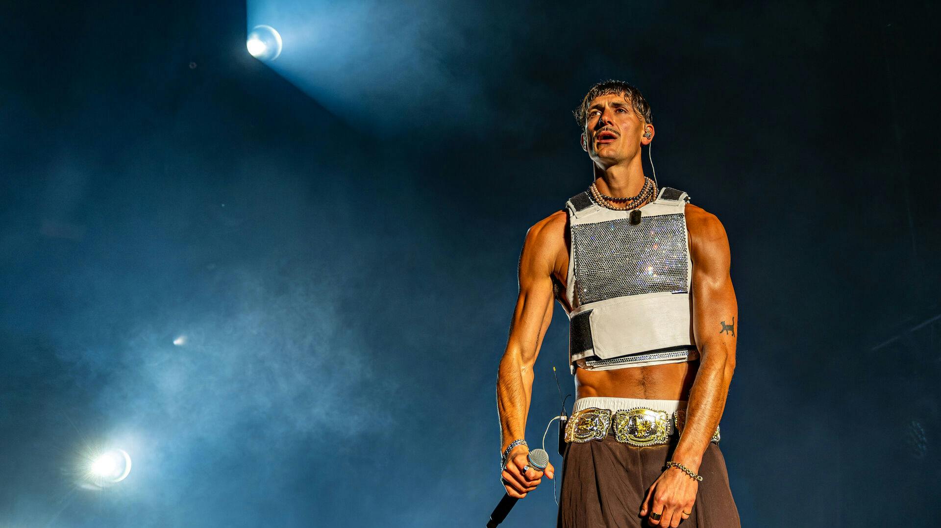Den første sang på Tobias Rahims nye album "Elsker når du smiler" handler netop om at se sine nærmeste forsvinde ind i misbrug.