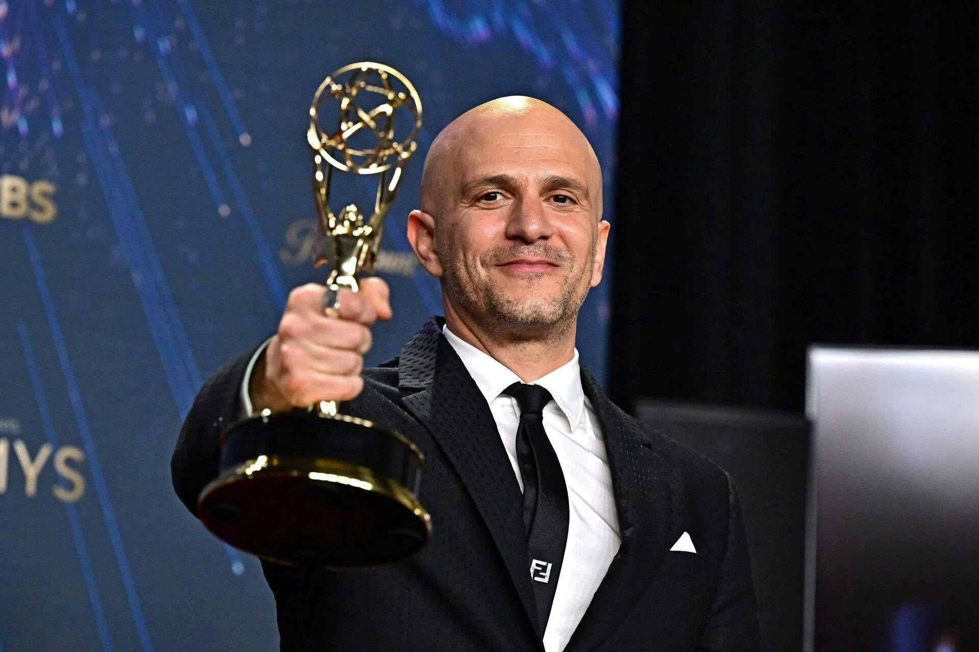 Britiske Adam Randall vandt Emmy-prisen for bedste instruktør af en dramaserie for afsnittet "Hello Goodbye" i serien "Slow Horses".