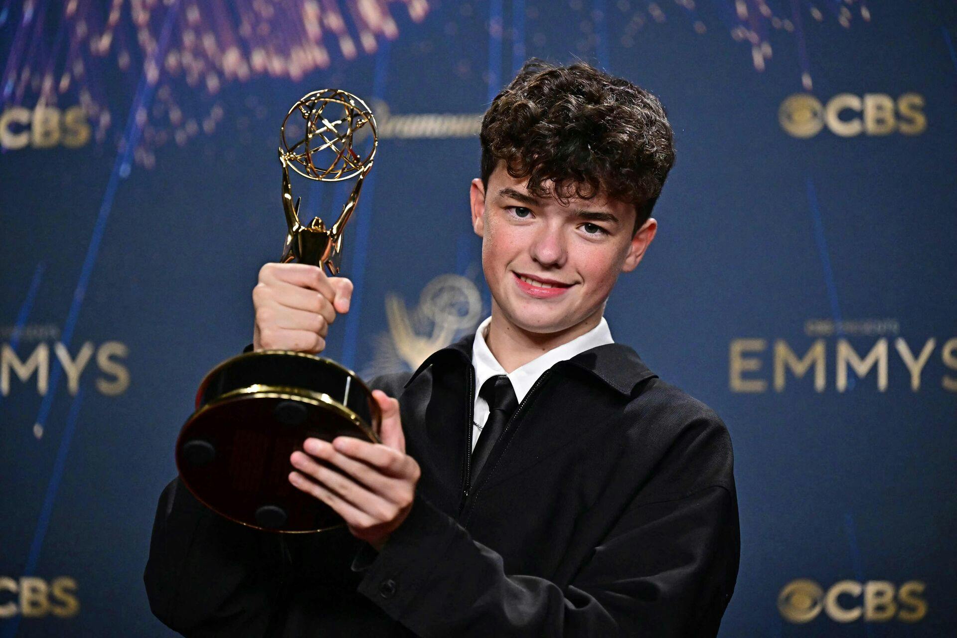 Britiske Owen Cooper har imponeret alle med sin vilde skuespilpræstation i Netflix-hittet "Adolescence" – og natten til mandag vandt den 15-årige fyr så en Emmy-statuette for sin præstation.