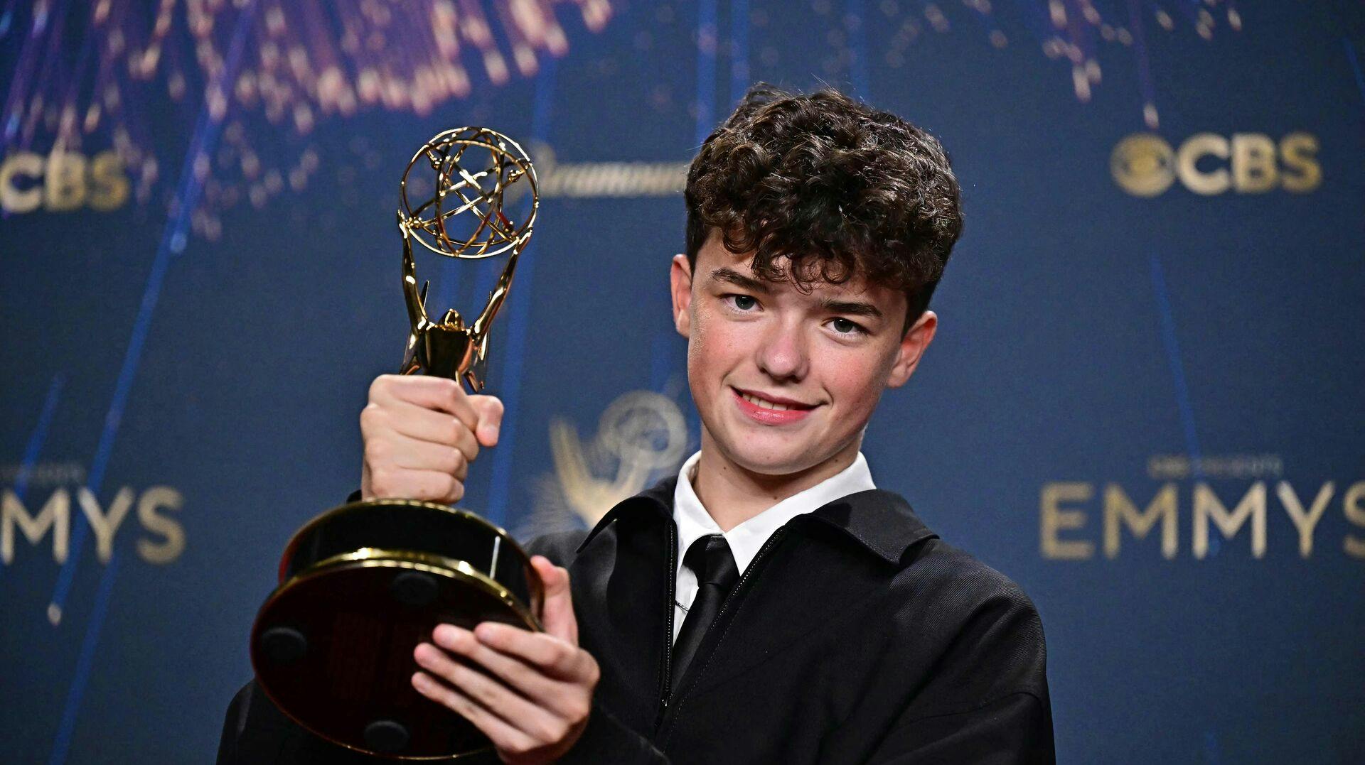 Britiske Owen Cooper har imponeret alle med sin vilde skuespilpræstation i Netflix-hittet "Adolescence" – og natten til mandag vandt den 15-årige fyr så en Emmy-statuette for sin præstation.