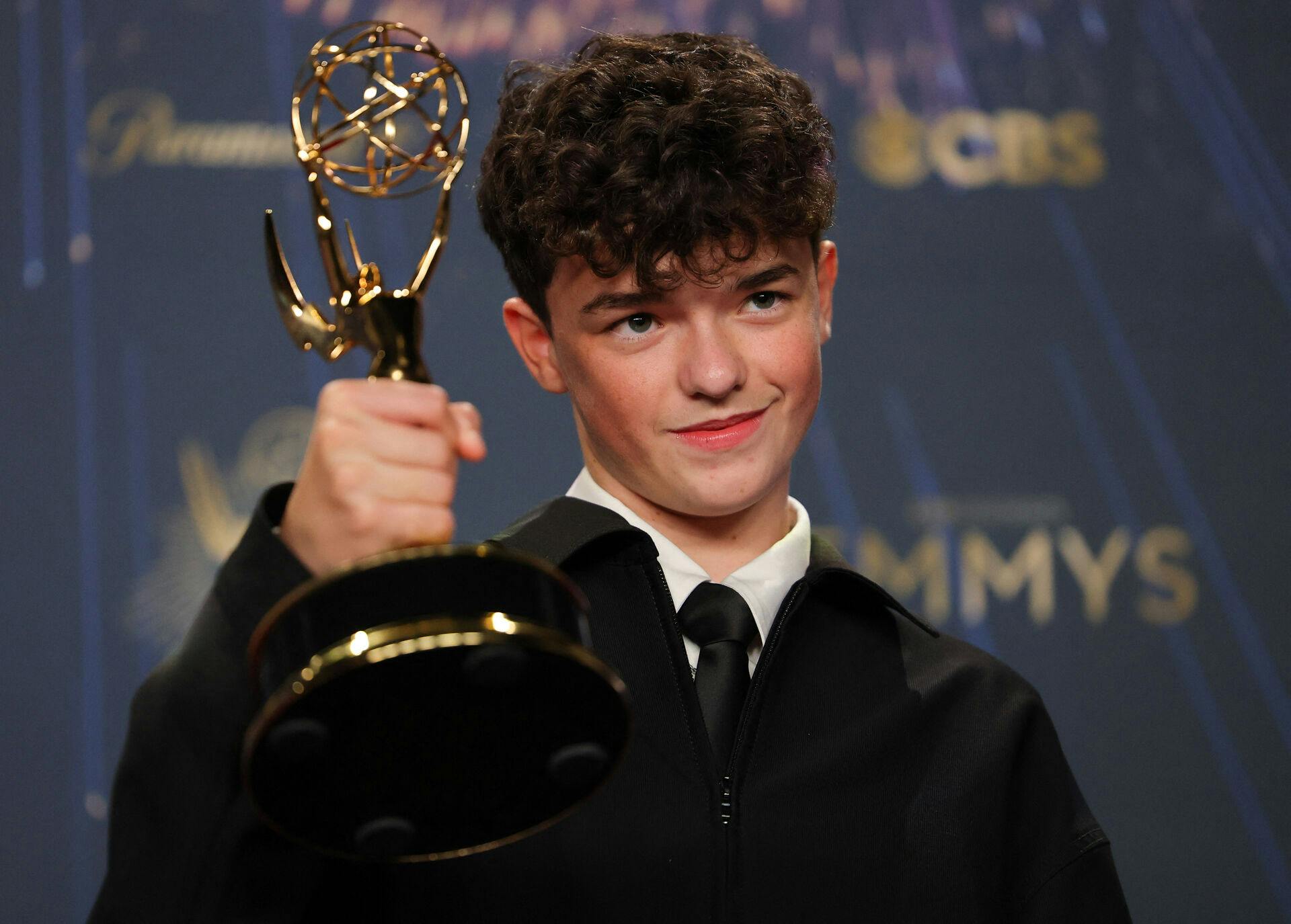 - Jeg var ingenting for tre år siden, og nu står jeg her, sagde 15-årige Owen Cooper, da han modtog sin første Emmy.