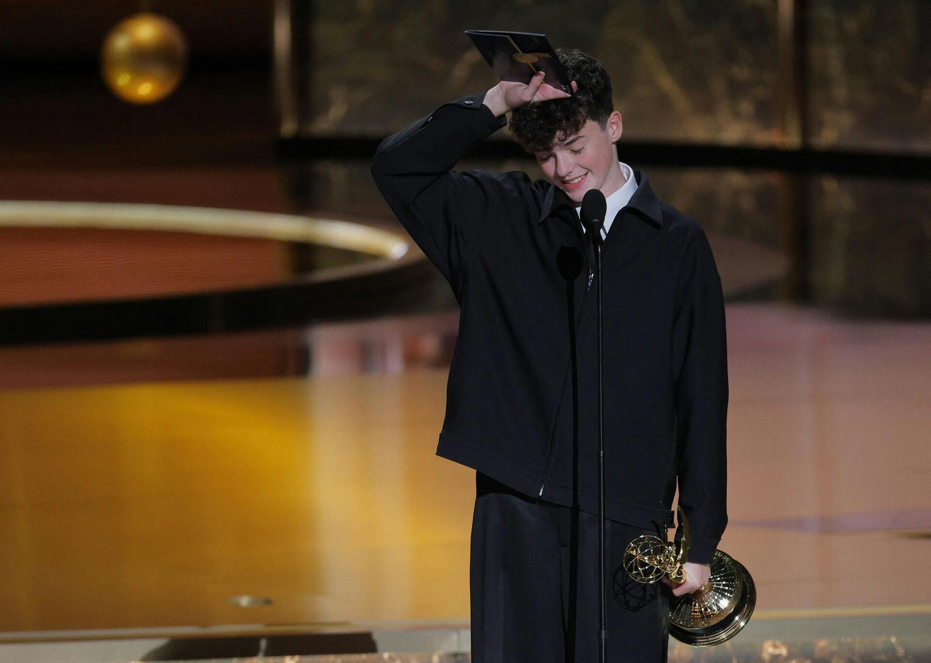 Den 15-årige britiske skuespiller Owen Cooper med sin første Emmy-statuette i hånden efter sejren for rollen i Netflix-serien "Adolescence".
