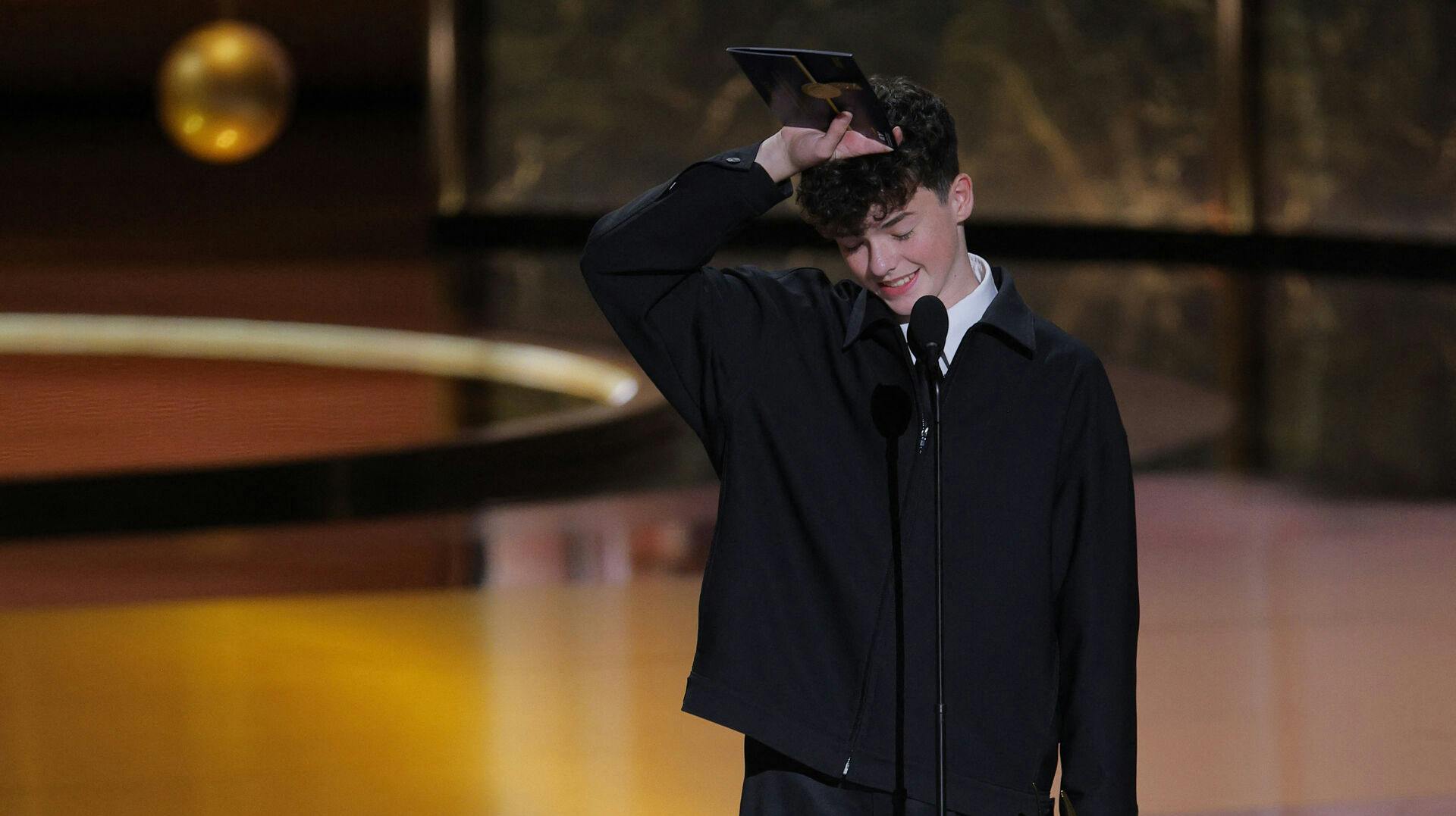 Den 15-årige britiske skuespiller Owen Cooper med sin første Emmy-statuette i hånden efter sejren for rollen i Netflix-serien "Adolescence".